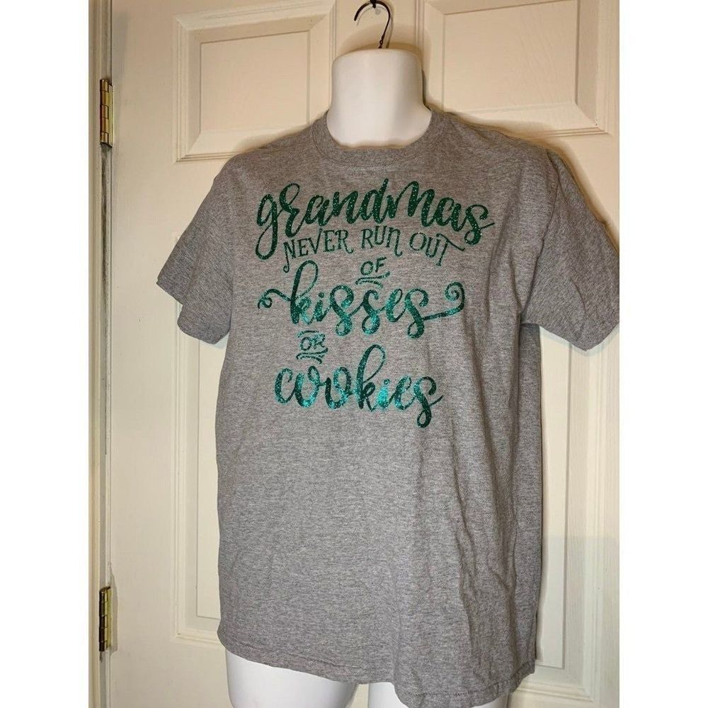 DEZ) Women's size Medium M tee Grandmas never run‎ out of kisses Shirt tshirt